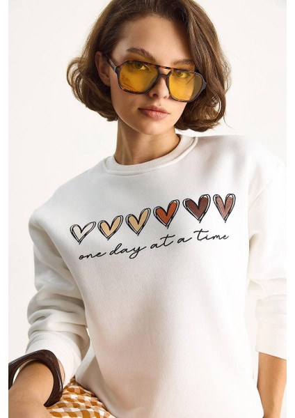 Kadın Beyaz Kalp Baskılı Sweatshirt fırsatları