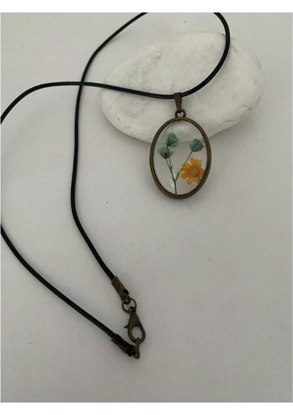 Kurutulmuş Sarı Yeşil Çiçek Figürlü Kolye Siyah Deri Ipli