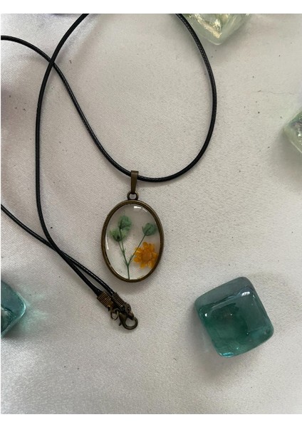 Kurutulmuş Sarı Yeşil Çiçek Figürlü Kolye Siyah Deri Ipli modelleri