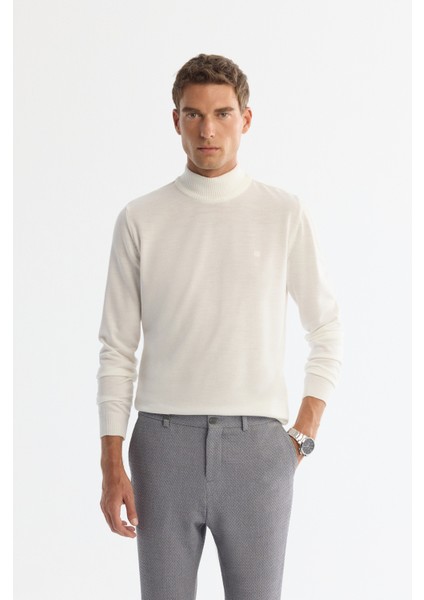 Erkek Beyaz Yarım Balıkçı Yaka Tüylenmeyen Triko Regular Fit Kazak E005001