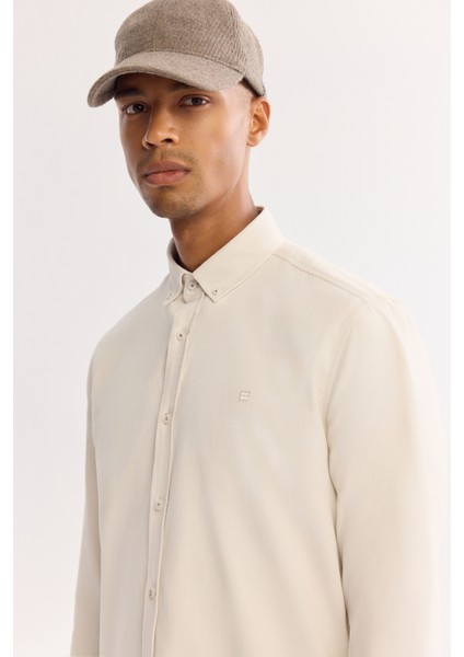 Erkek Kırık Beyaz Düğmeli Yaka %100 Pamuk Soft Touch Kadife Regular Fit Gömlek B002032 modelleri