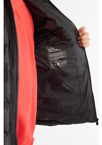 Erkek Siyah Kapüşonlu Su İtici Rüzgar Geçirmez Comfort Fit Mont A42Y6155 indirimleri