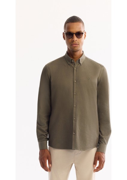 Erkek Koyu Haki Düğmeli Yaka Pamuklu Soft Touch Regular Fit Gömlek B002036