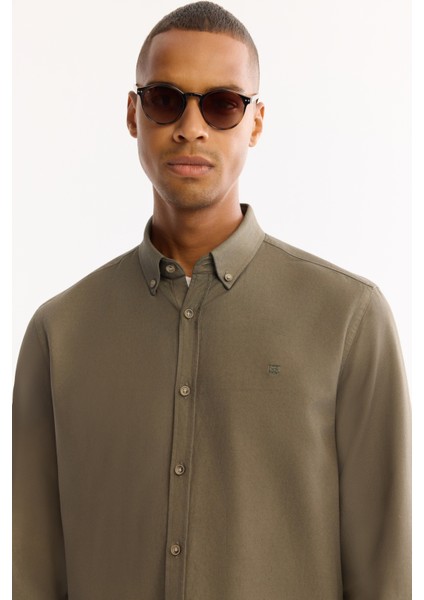Erkek Koyu Haki Düğmeli Yaka Pamuklu Soft Touch Regular Fit Gömlek B002036 fiyatları