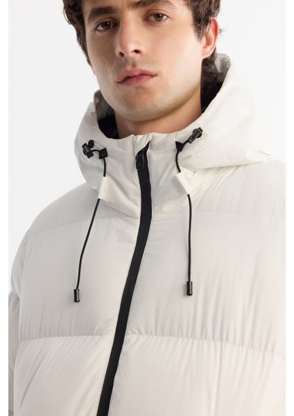 Erkek Beyaz Kapüşonlu Su İtici Rüzgar Geçirmez -5°C Dayanıklı Şişme Comfort Fit Mont B006046 fiyatları