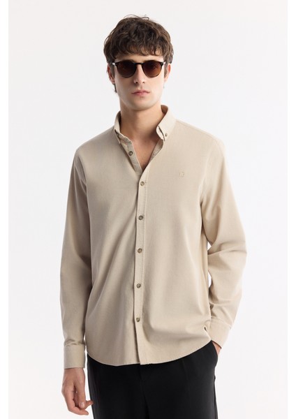 Erkek Bej Düğmeli Yaka %100 Pamuk Soft Touch Kadife Regular Fit Gömlek B002032