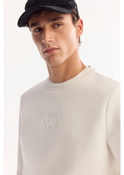 Erkek Beyaz Bisiklet Yaka Pamuklu Şardonlu Baskılı Regular Fit Sweatshirt B001033 fiyatları