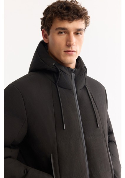 Erkek Siyah Kapüşonlu Su İtici Rüzgar Geçirmez -7°C Dayanıklı Şişme Comfort Fit Mont A52Y6184 indirimleri