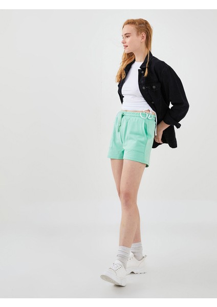Yeni Sezon Beli Lastikli Düz Cep Detaylı Kadın Bermuda Şort modelleri