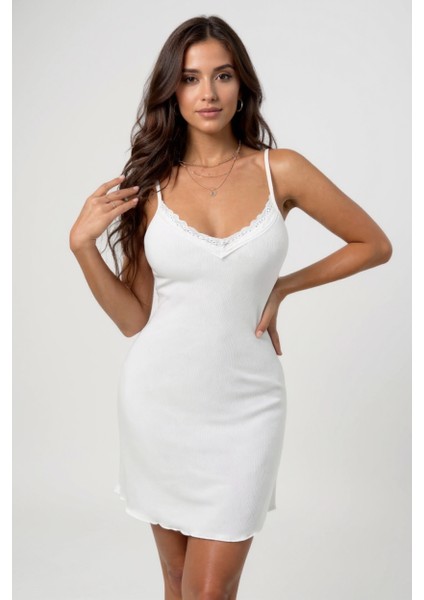 Kadın Beyaz Göğüs Dantel Işlemeli Fitilli Kumaş Şık Gecelik – Modern ve Şık Tasarım fiyatları