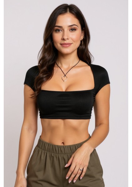 Kadın Siyah Sırt Dekolteli ve Boyundan Bağlamalı Yarım Kol Crop Top Bluz – Şık, Rahat ve Kolay Kombinlenebilir