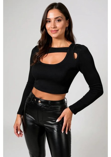 Kadın Siyah Göğüs Dekolteli Çapraz Askılı Uzun Kollu Crop Top Bluz – Şık, Rahat ve Kolay Kombinlenebilir