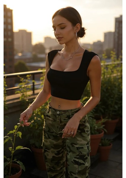 Kadın Siyah Kare Yaka Kalınlaşan Omuz Detaylı Crop Top Bluz