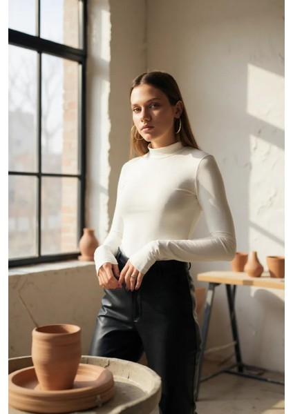 Kadın Beyaz Parmak Detaylı Esnek Uzun Kollu Body indirimleri