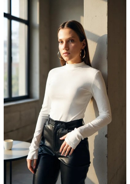 Kadın Beyaz Parmak Detaylı Esnek Uzun Kollu Body