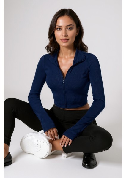 Kadın Lacivert Uzun Kol Fermuarlı Parmak Geçme Detaylı Dik Yaka Crop Top Bluz – Şık, Rahat ve Kolay Kombinlenebilir
