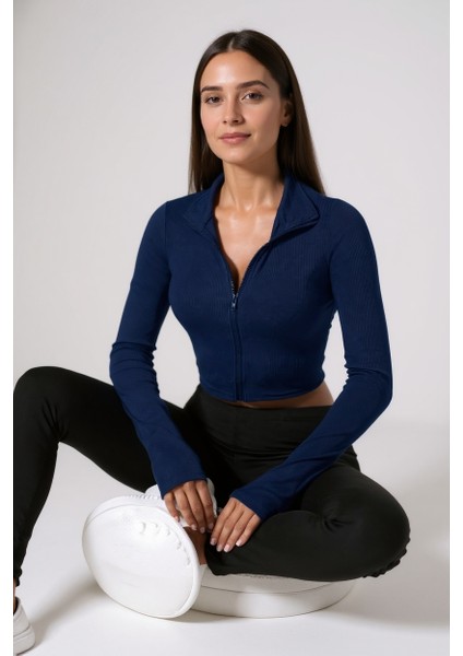Kadın Lacivert Uzun Kol Fermuarlı Parmak Geçme Detaylı Dik Yaka Crop Top Bluz – Şık, Rahat ve Kolay Kombinlenebilir fiyatları