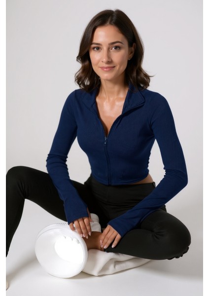 Kadın Lacivert Uzun Kol Fermuarlı Parmak Geçme Detaylı Dik Yaka Crop Top Bluz – Şık, Rahat ve Kolay Kombinlenebilir