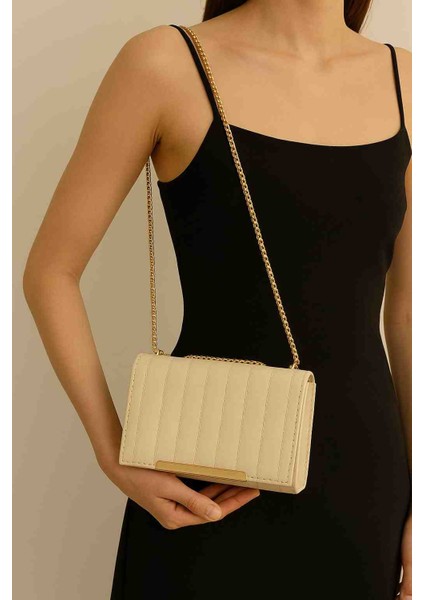 Gold Zincir Detaylı Krem Mini Çanta – Kapitone Omuz & Crossbody