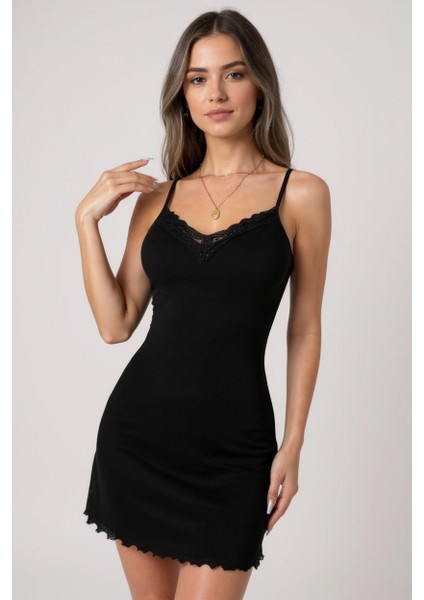 Kadın Siyah Göğüs Dantel Işlemeli Fitilli Kumaş Şık Gecelik – Modern ve Şık Tasarım