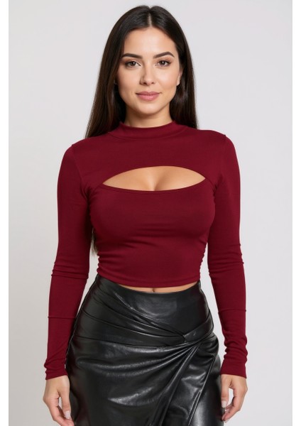 Kadın Bordo Göğüs Dekolteli Uzun Kollu Cut Out Crop Top Bluz – Şık, Rahat ve Kolay Kombinlenebilir