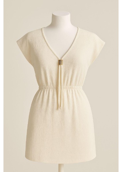 Kadın Beyaz Yanları Yırtmaçlı Tokalı V Yaka Mini Plaj Elbisesi – Şık, Rahat ve 4 Mevsim Kullanıma Uygun indirimleri