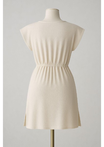 Kadın Beyaz Yanları Yırtmaçlı Tokalı V Yaka Mini Plaj Elbisesi – Şık, Rahat ve 4 Mevsim Kullanıma Uygun