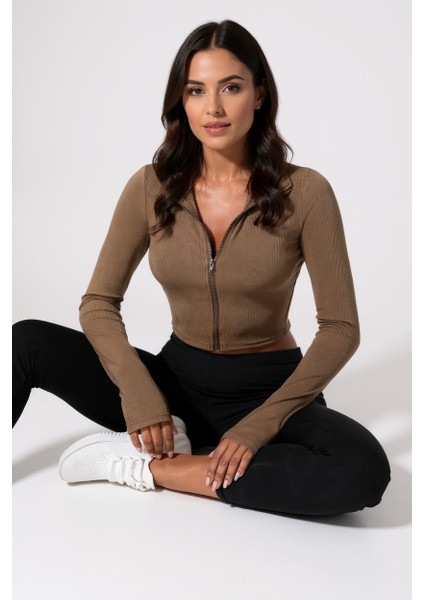 Kadın Kahverengi Uzun Kol Fermuarlı Parmak Geçme Detaylı Dik Yaka Crop Top Bluz – Şık, Rahat ve Kolay Kombinlenebilir