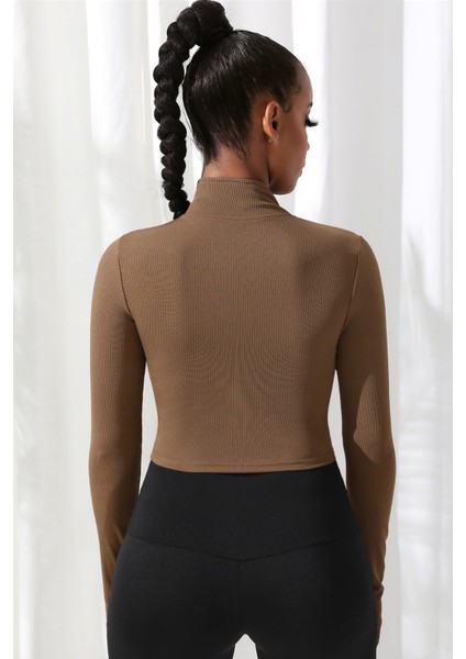 Kadın Kahverengi Uzun Kol Fermuarlı Parmak Geçme Detaylı Dik Yaka Crop Top Bluz – Şık, Rahat ve Kolay Kombinlenebilir