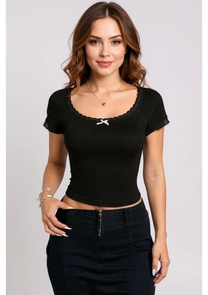 Kadın Siyah Göğsü ve Kolları Dantelli Fiyonklu Kısa Kol Crop Top Bluz – Şık, Rahat ve Kolay Kombinlenebilir