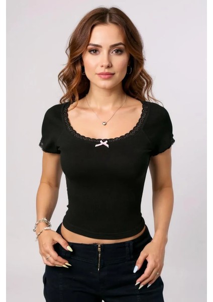 Kadın Siyah Göğsü ve Kolları Dantelli Fiyonklu Kısa Kol Crop Top Bluz – Şık, Rahat ve Kolay Kombinlenebilir fırsatları