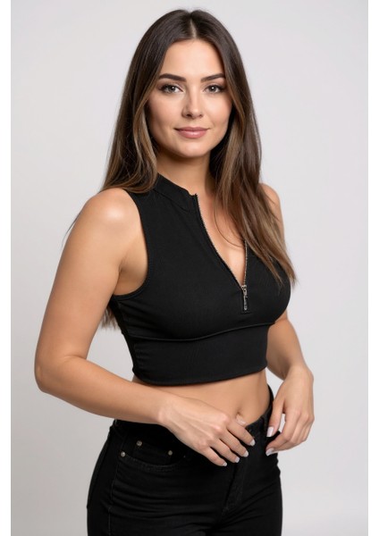Kadın Siyah Yarım Fermuarlı Sıfır Kol Crop Top Bluz – Şık, Rahat ve Kolay Kombinlenebilir
