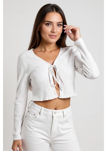 Kadın Beyaz Uzun Kollu Önden Bağlama Detaylı Crop Top Bluz – Şık, Rahat ve Kolay Kombinlenebilir