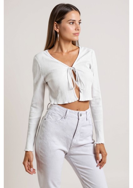 Kadın Beyaz Uzun Kollu Önden Bağlama Detaylı Crop Top Bluz – Şık, Rahat ve Kolay Kombinlenebilir fiyatları