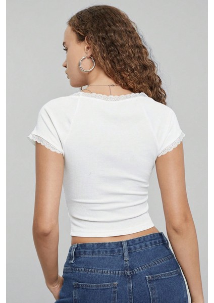 Kadın Beyaz Göğsü ve Kolları Dantelli Fiyonklu Kısa Kol Crop Top Bluz – Şık, Rahat ve Kolay Kombinlenebilir fiyatları