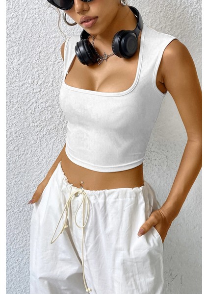Kadın Beyaz Kare Yaka Kalınlaşan Omuz Detaylı Crop Top Bluz – Şık, Rahat ve Kolay Kombinlenebilir