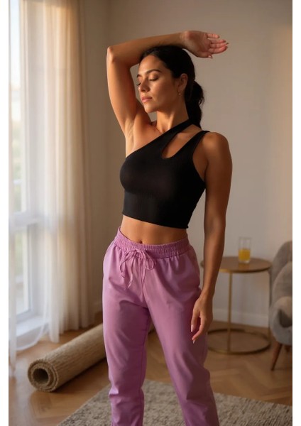 Kadın Siyah Tek Omuz Cut Out Detaylı Crop Top Bluz – Şık, Rahat ve Kolay Kombinlenebilir