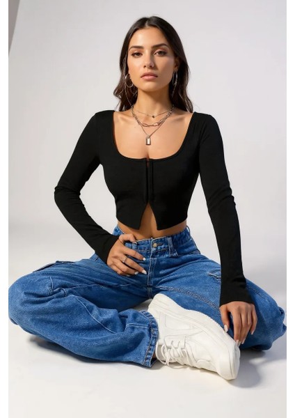 Kadın Siyah Uzun Kollu Agraflı Göğüs ve Göbek Dekolteli Crop Top Bluz – Şık, Rahat ve Kolay Kombinlenebilir