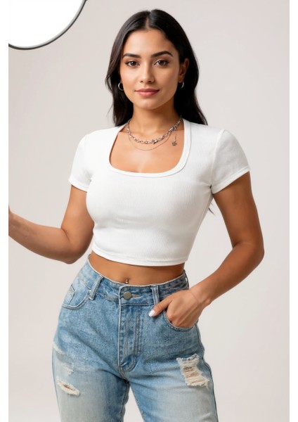 Kadın Beyaz Yarım Kol Düz Yaka Crop Top Bluz – Şık, Rahat ve Kolay Kombinlenebilir