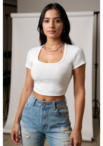 Kadın Beyaz Yarım Kol Düz Yaka Crop Top Bluz – Şık, Rahat ve Kolay Kombinlenebilir fiyatları
