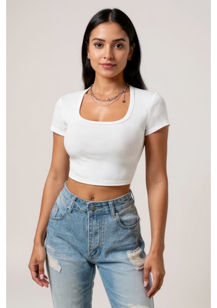 Kadın Beyaz Yarım Kol Düz Yaka Crop Top Bluz – Şık, Rahat ve Kolay Kombinlenebilir modelleri