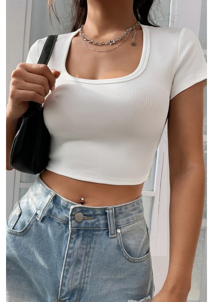 Kadın Beyaz Yarım Kol Düz Yaka Crop Top Bluz – Şık, Rahat ve Kolay Kombinlenebilir