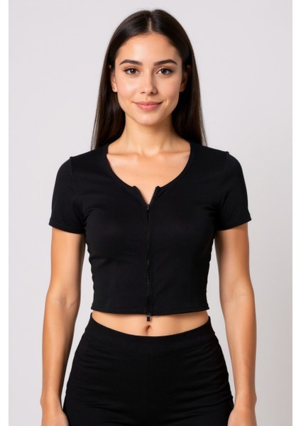 Kadın Siyah Çift Fermuarlı Yarım Kol Crop Top Bluz – Şık, Rahat ve Kolay Kombinlenebilir