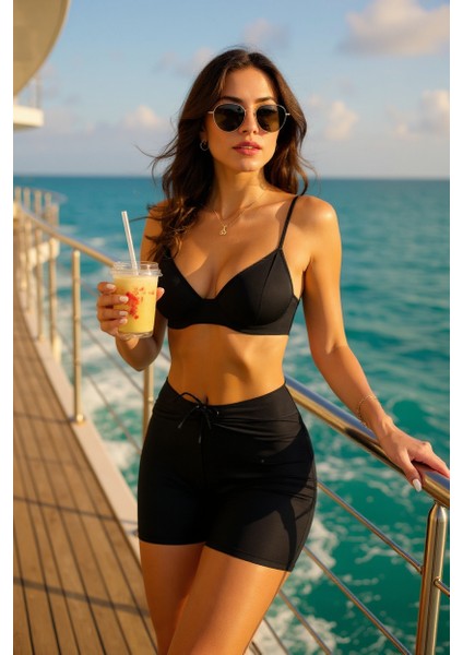 Kadın Siyah Önden Bağcıklı Deniz Şortu – Modern ve Şık Tasarım