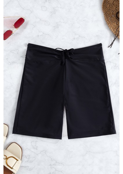 Kadın Siyah Önden Bağcıklı Deniz Şortu – Modern ve Şık Tasarım