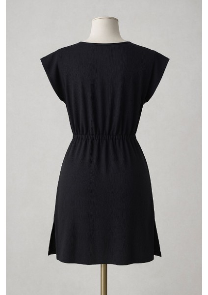 Kadın Siyah Yanları Yırtmaçlı Tokalı V Yaka Mini Plaj Elbisesi – Şık, Rahat ve 4 Mevsim Kullanıma Uygun