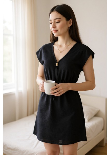 Kadın Siyah Yanları Yırtmaçlı Tokalı V Yaka Mini Plaj Elbisesi – Şık, Rahat ve 4 Mevsim Kullanıma Uygun