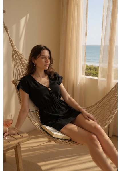 Kadın Siyah Yanları Yırtmaçlı Tokalı V Yaka Mini Plaj Elbisesi – Şık, Rahat ve 4 Mevsim Kullanıma Uygun