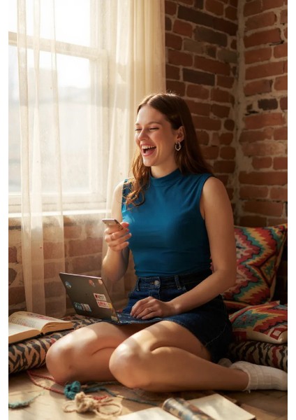 Kadın Mavi Kolsuz Balıkçı Yaka Basic Bluz fiyatları