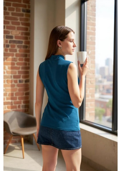 Kadın Mavi Kolsuz Balıkçı Yaka Basic Bluz